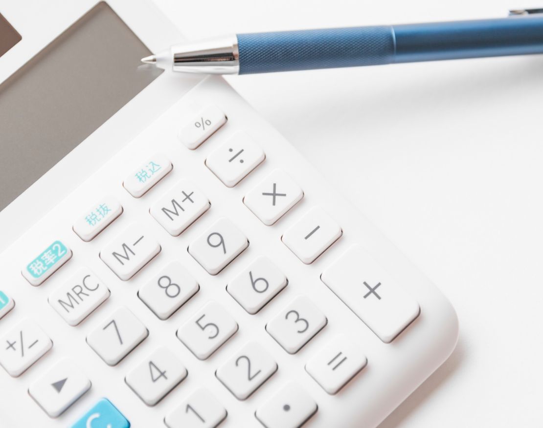 全額前払いを要求してこないか