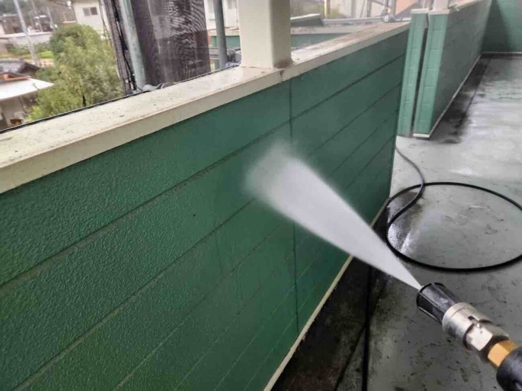 高圧洗浄の様子